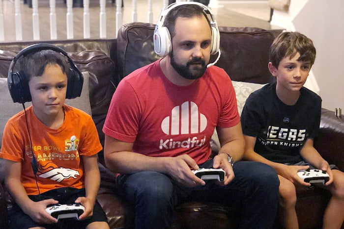Папа играет с детьми в видеоигру