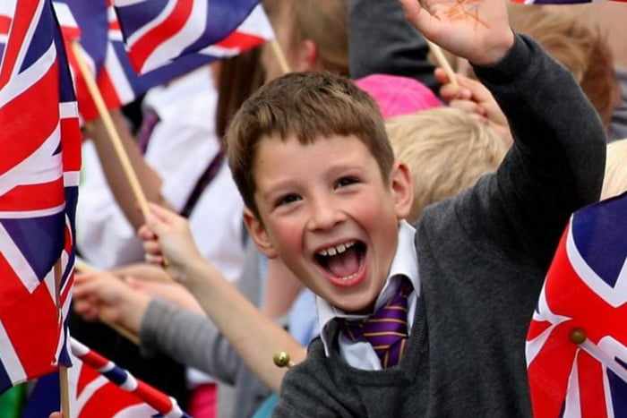 Дети с флагами Великобритании