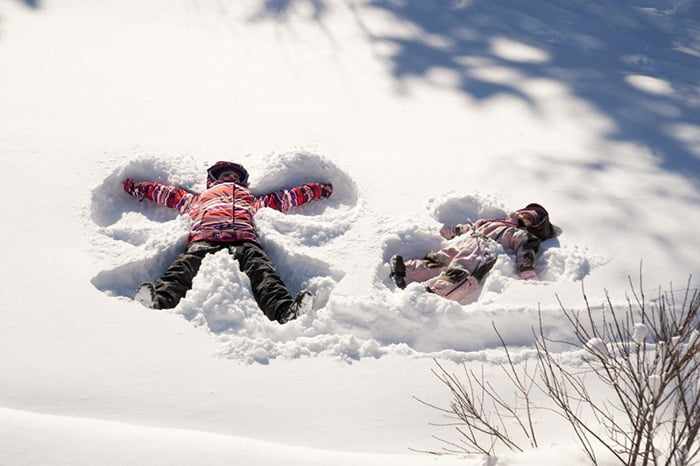 Дети валяются в снегу