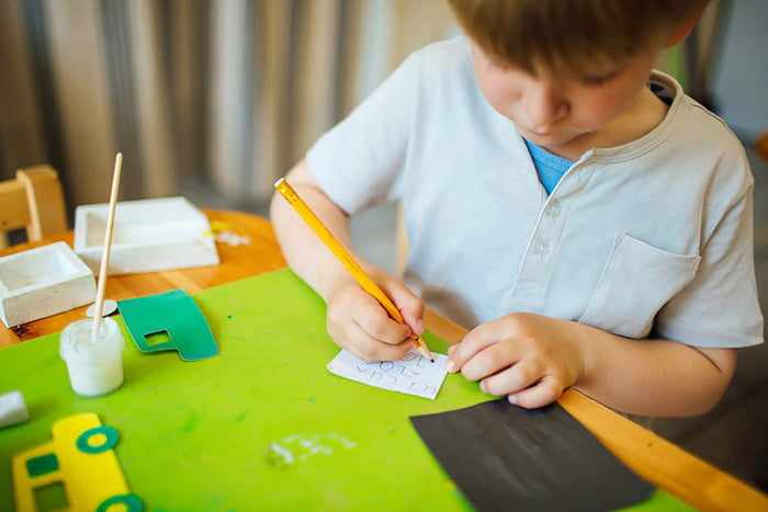 Ребенок пишет на бумаге