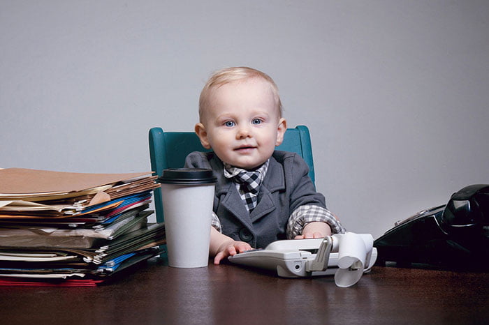 Малыш в образе бизнесмена 