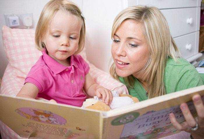 Мама читает трехлетней дочке сказку