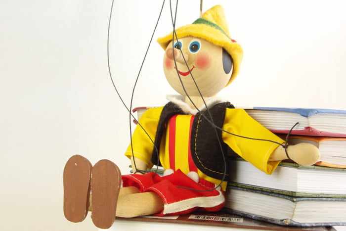 Марионетка Пиноккио и книги