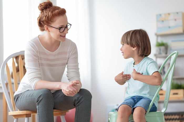 Психолог разговаривает с ребенком