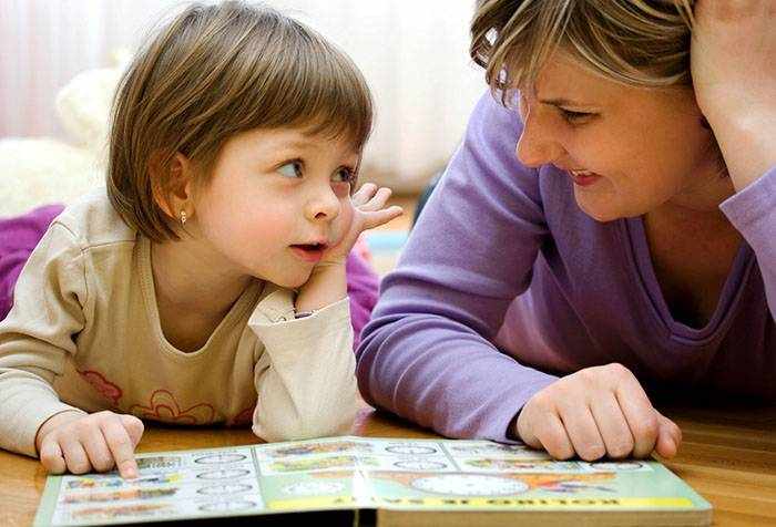 Ребенок с мамой обсуждает прочитанное