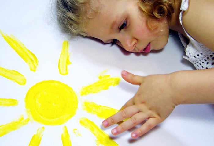Девочка рисует солнце