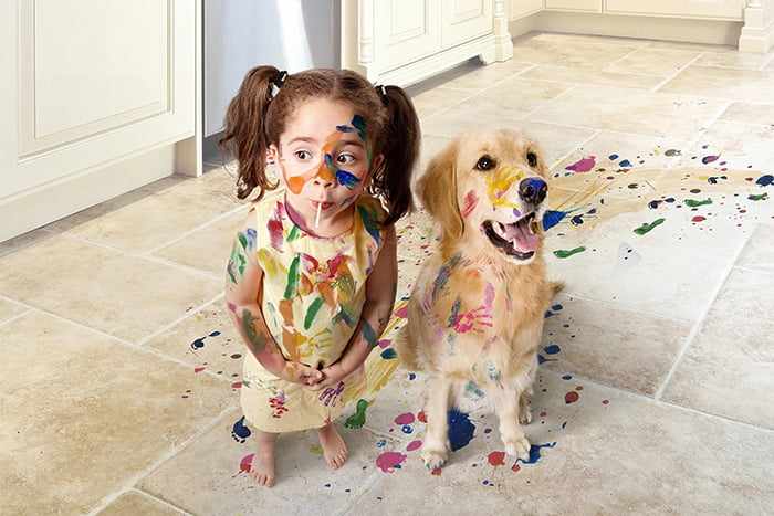 Девочка и собака испачкались красками