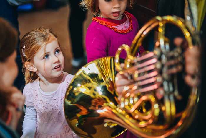 Дети знакомятся с музыкальными инструментами