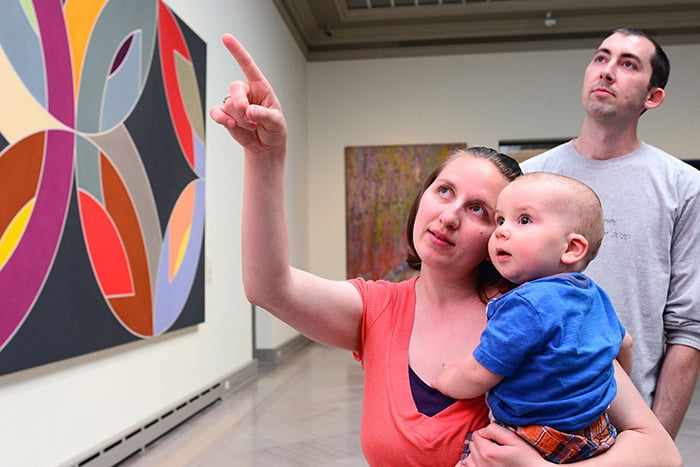 Малыш на руках у мамы в картинной галерее