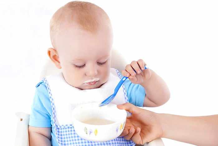 10-месячный ребенок кушает сам