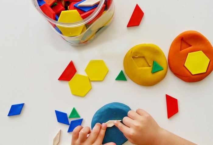 Ребенок играет с геометрическими фигурами