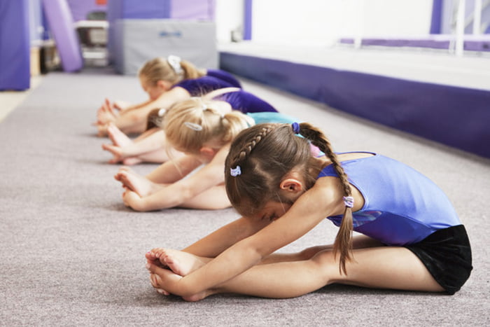 Пятилетние девочки на занятии гимнастикой