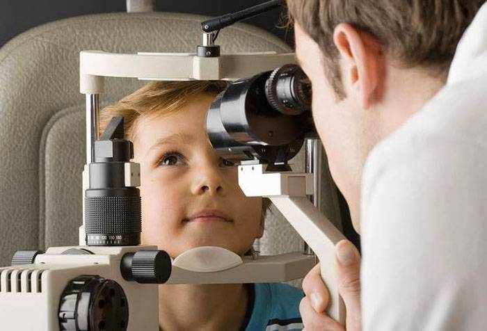 Офтальмолог осматривает ребенка
