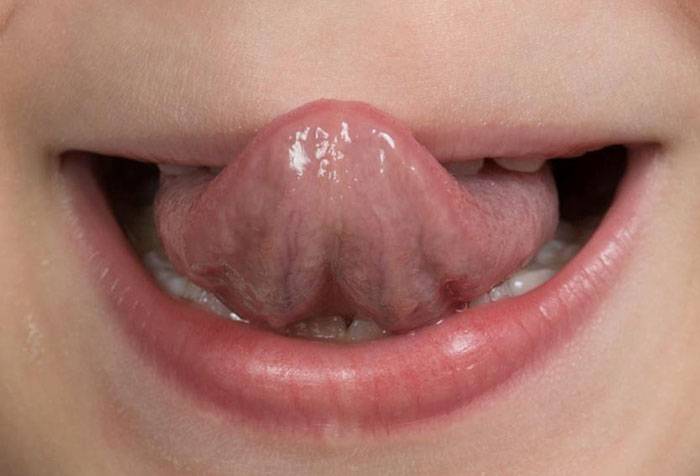 Ребенок облизывает губы