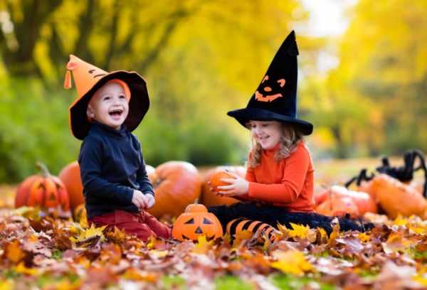 Дети в костюмах для Хеллоуин
