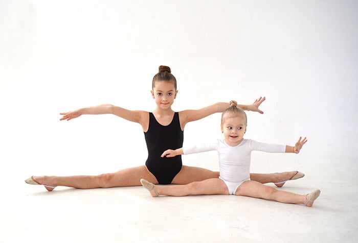Девочки занимаются художественной гимнастикой