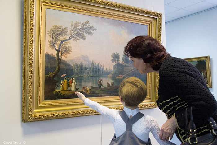 Ребенок в картинной галерее