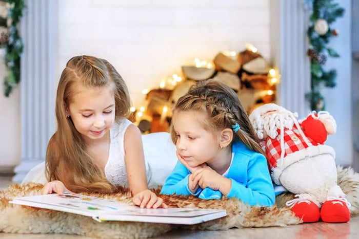 Девочки рассматривают книжку