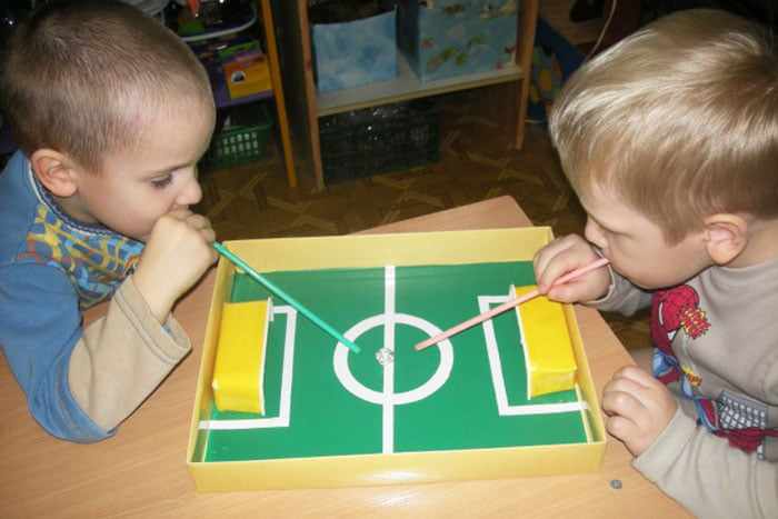 Игра для развития дыхания у детей - Воздушный футбол