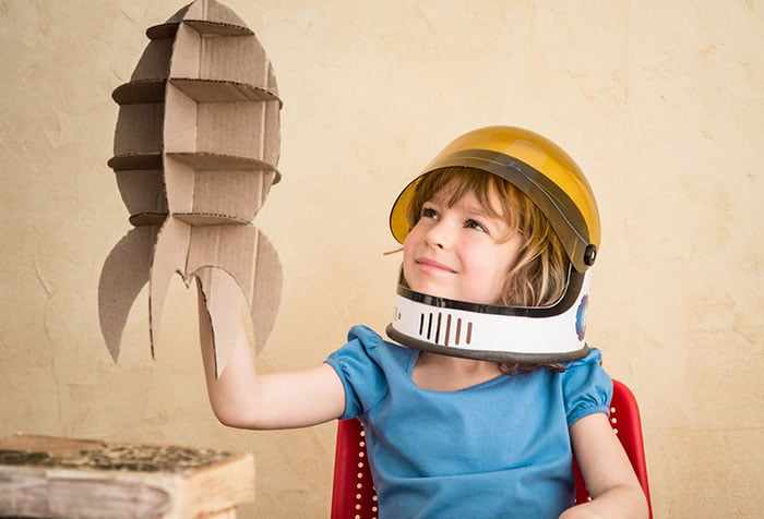 Ребенок играет в космонавта 