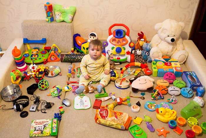 Много игрушек для ребенка