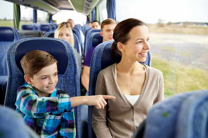 Ребенок смотрит в окно автобуса