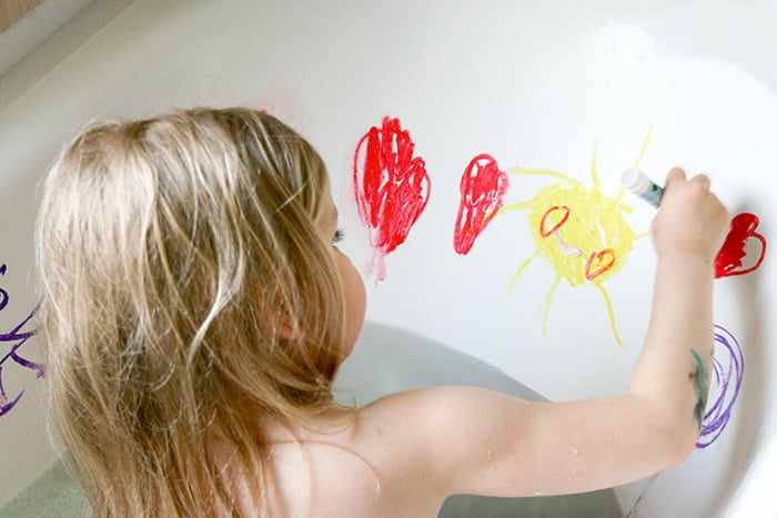 Девочка рисует в ванне
