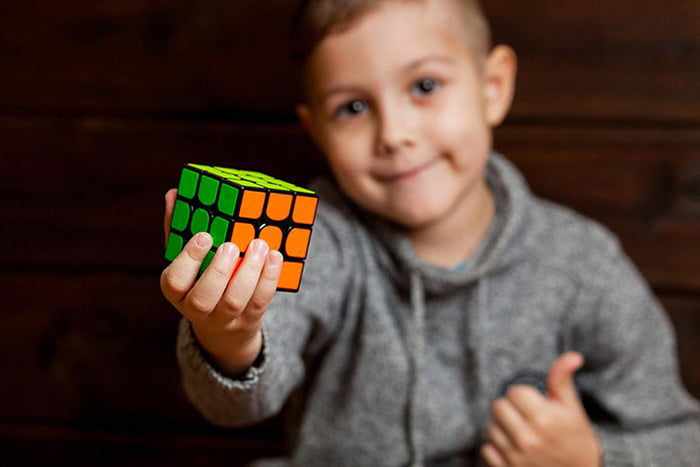 Ребенок с кубиком Рубика