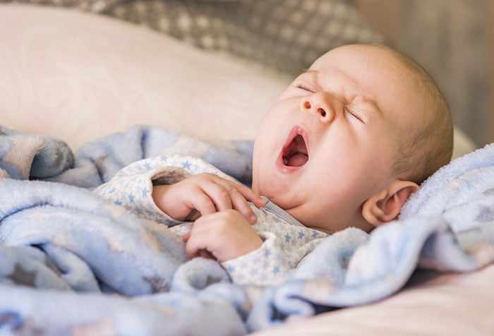 Малыш зевает