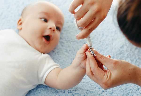 Стрижка ногтей новорожденному