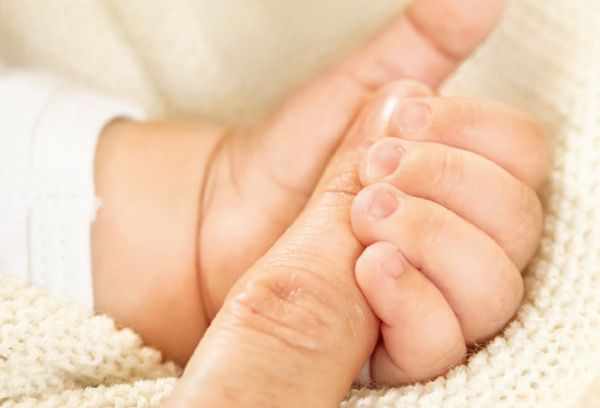 Маленькая рука новорожденного