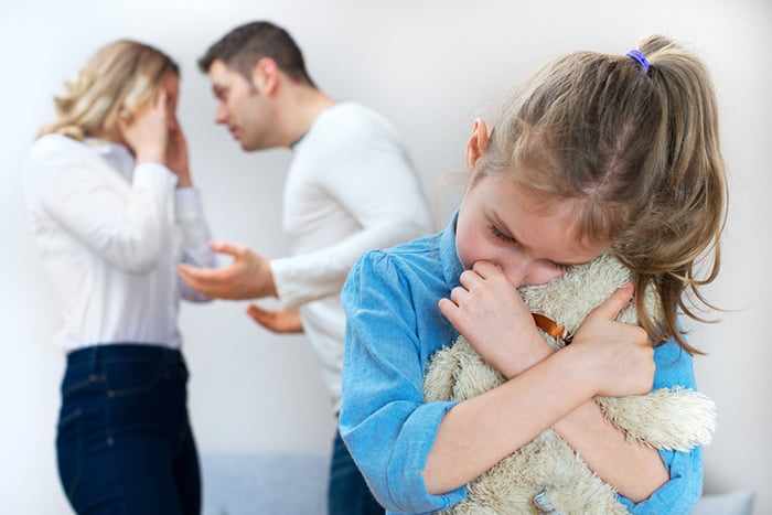 Девочка плачет из-за ссоры родителей