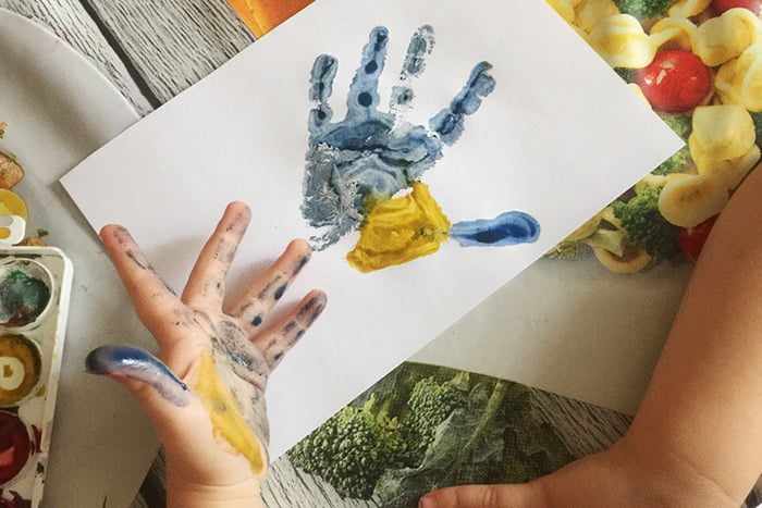 Отпечаток руки ребенка на бумаге