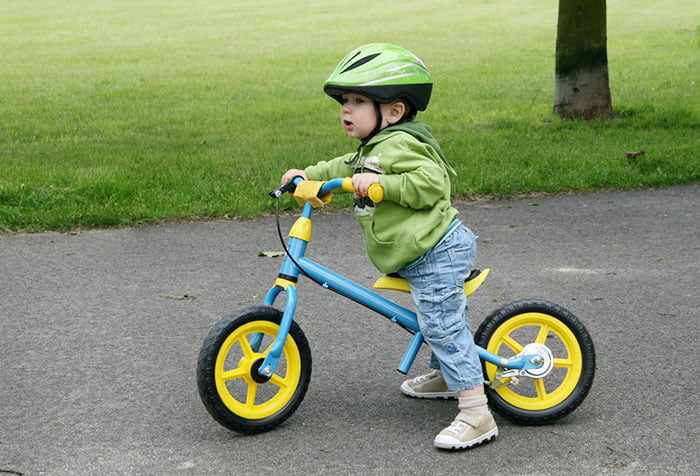 Малыш учится кататься на велосипеде