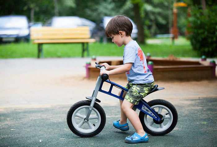 Мальчик на детском велосипеде
