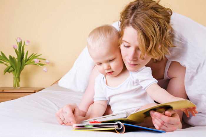 Мама с малышом рассматривают книжку