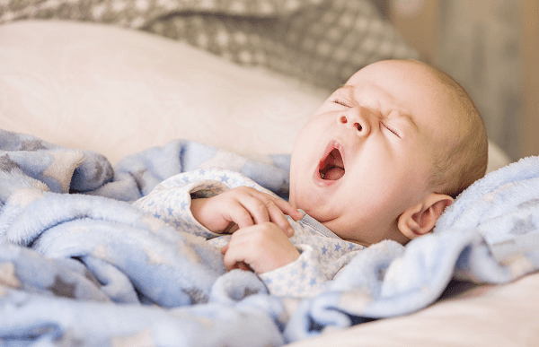 Зевающий новорожденный