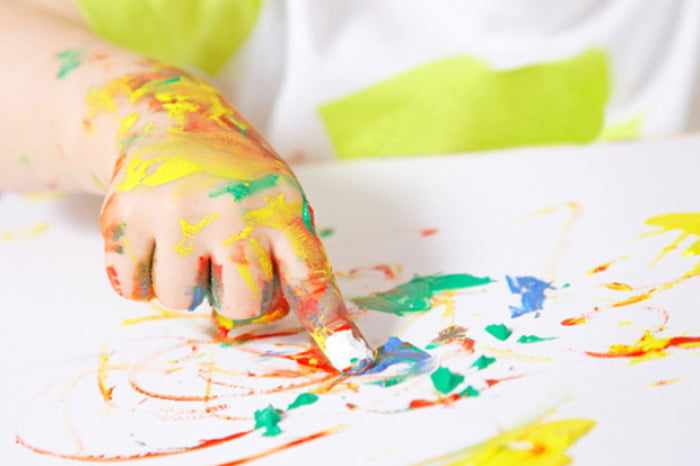 Ребенок рисует пальчиковыми красками