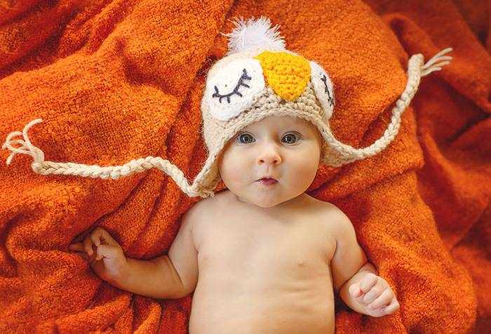 Младенец в вязаной шапочке