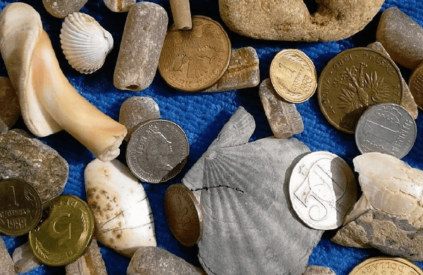 Монеты и камни