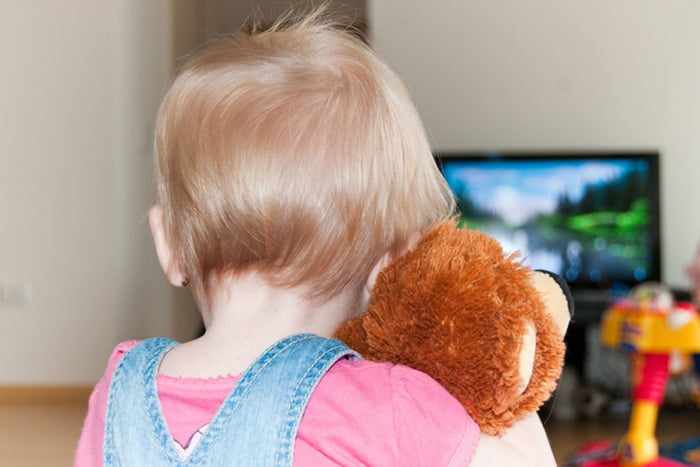 Ребенок смотрит телевизор в одиночестве