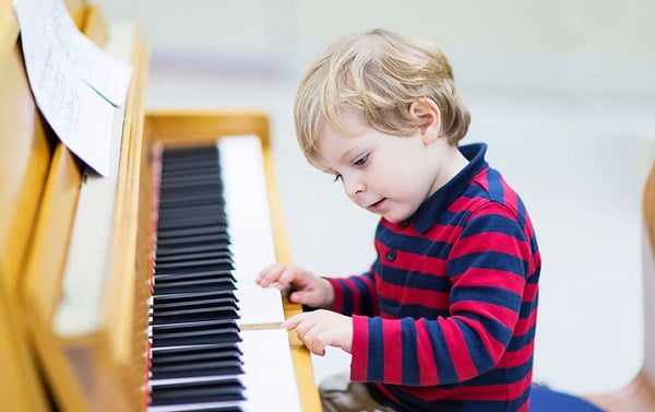 Мальчик за фортепиано