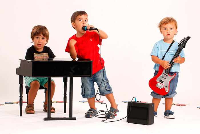 Дошкольники изображают музыкальную группу