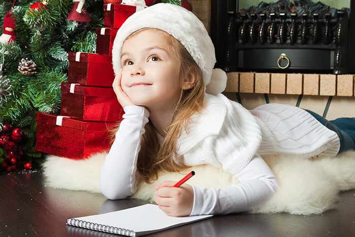 Девочка пишет письмо Деду Морозу