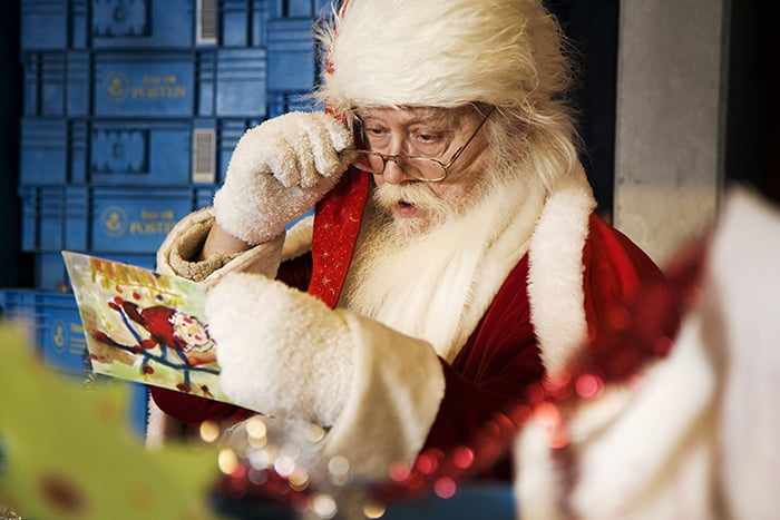 Санта Клаус читает письмо 