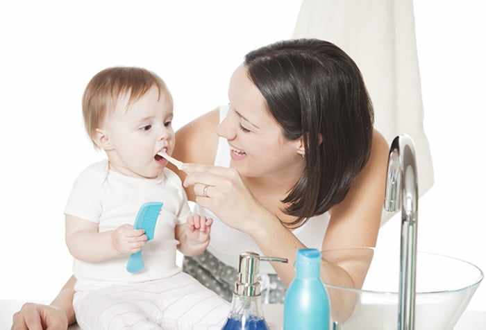 Мама чистит зубы малышу