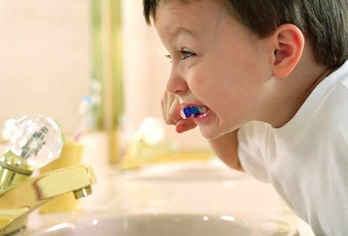Мальчик чистит зубы