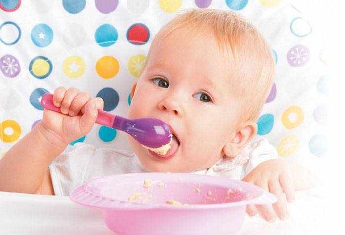 Ребенок ест ложкой самостоятельно