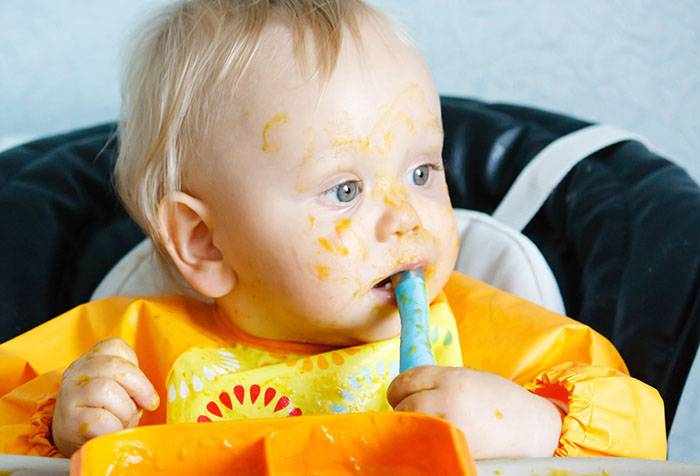 Ребенок измазал лицо едой