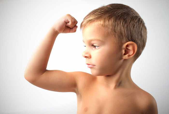 Ребенок демонстрирует мускулы